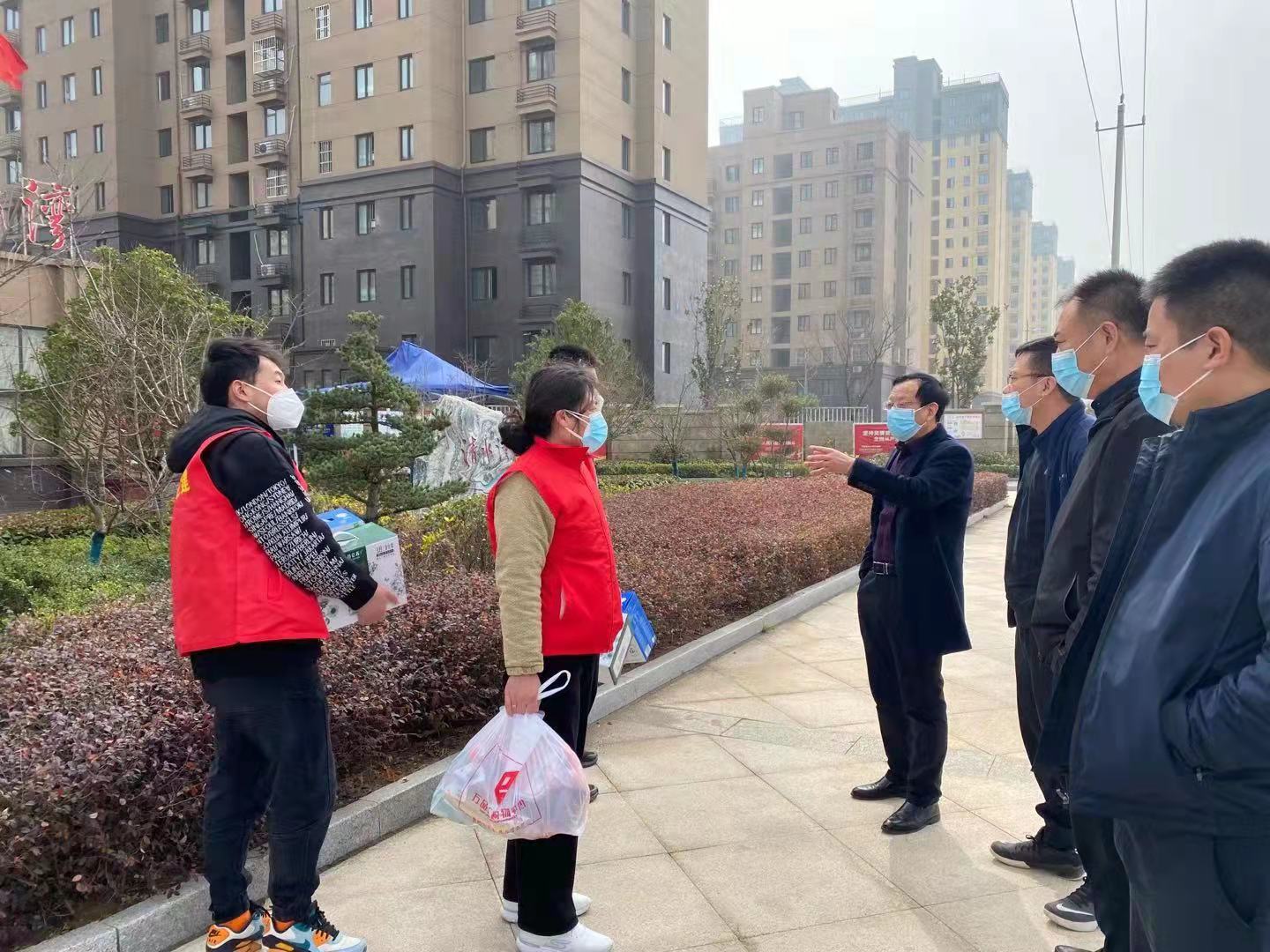 3月14日，領(lǐng)導(dǎo)班子慰問(wèn)公司防疫志愿者。